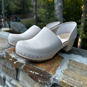 Sandgrens Clogs Cream Gray Suede Block Heel Slip On Women 8